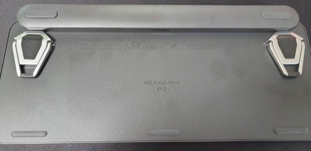 MX Keys miniの裏面に取り付けたスタンド