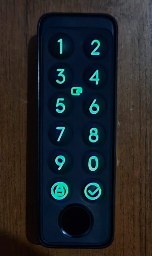 SwitchBot smart lockの認証パッドが光っている