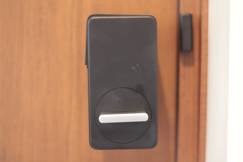 SwitchBot smart lockを玄関に取り付け