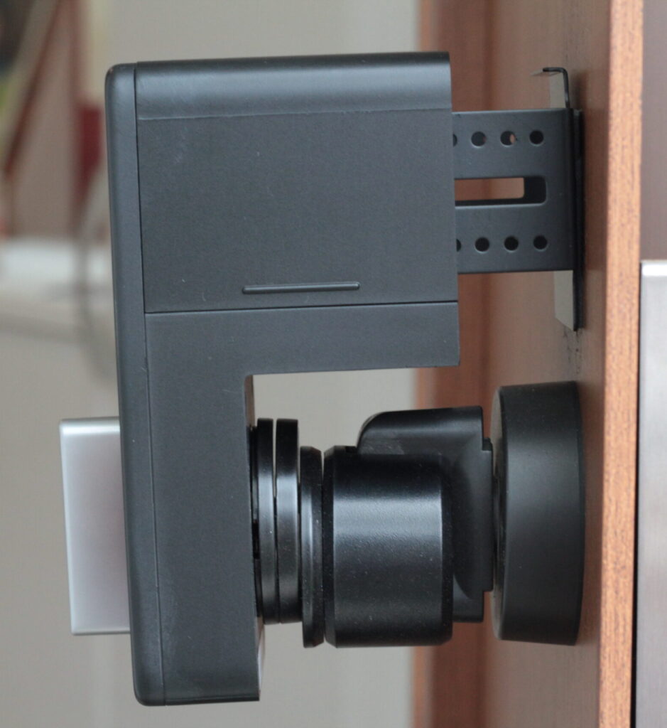 SwitchBot smart lockを玄関に取り付けて、横から撮影。