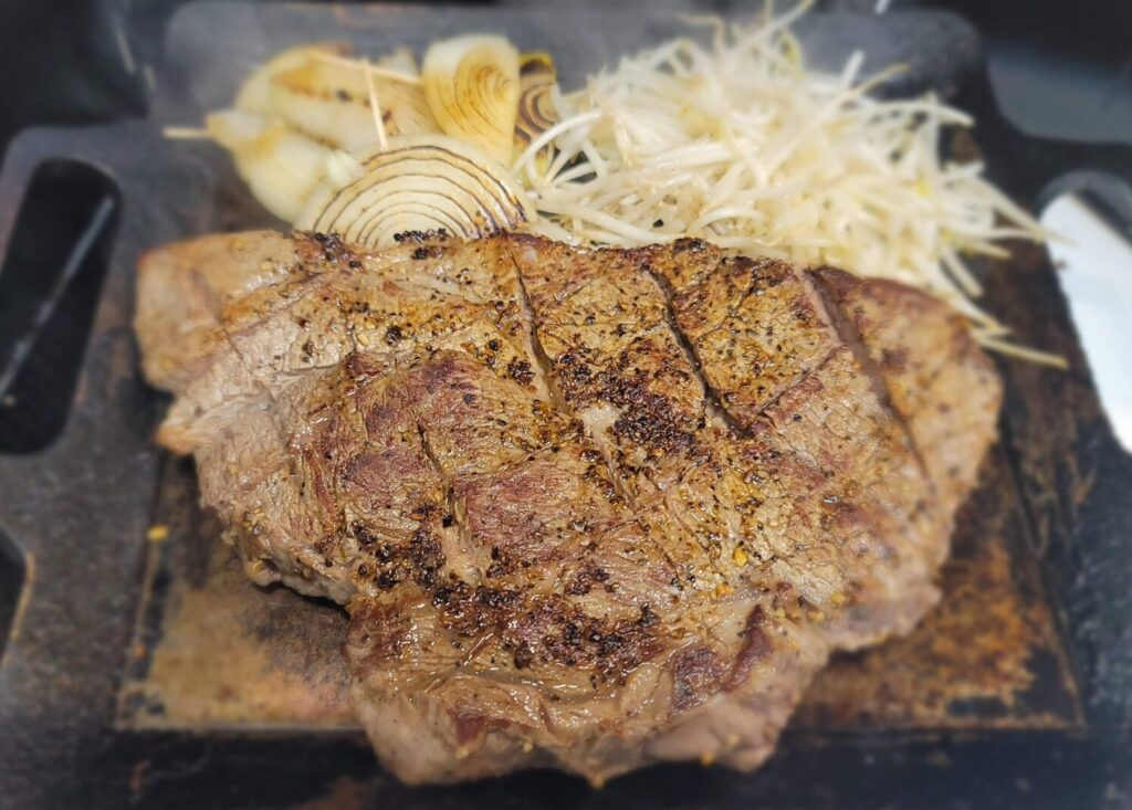 鉄板で肉と野菜を焼く