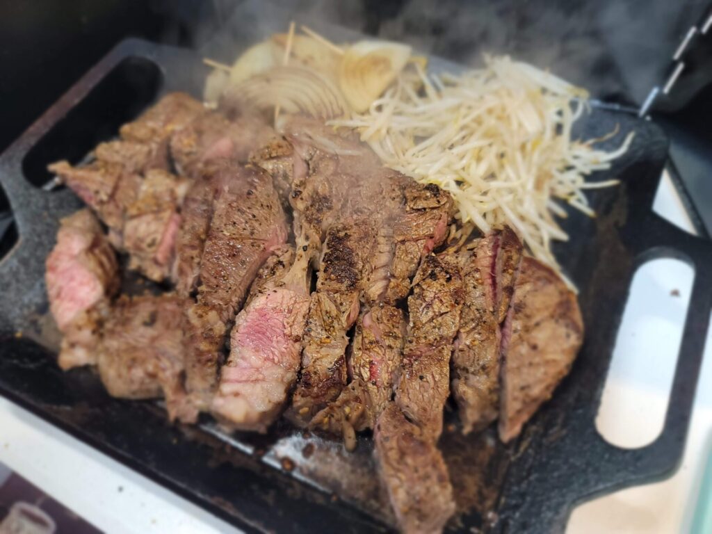 鉄板で焼いた肉を切り分けたところ