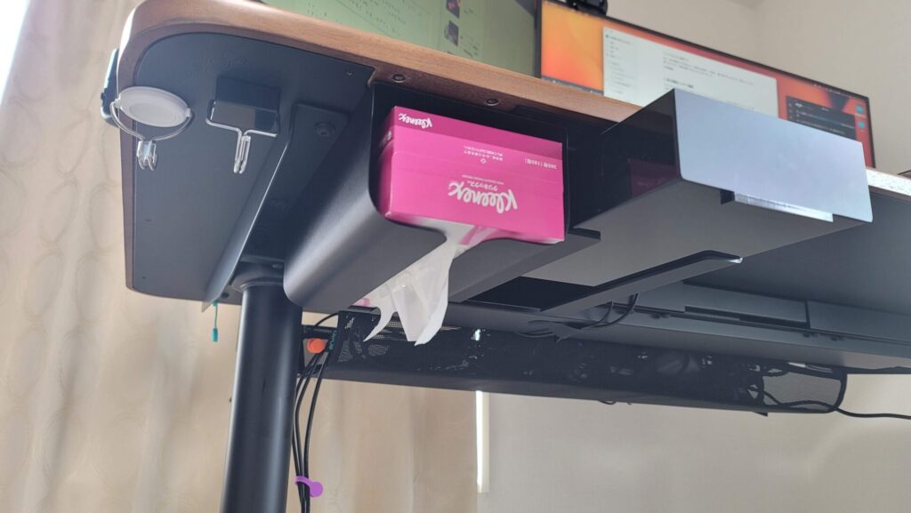 COFO Desk Premiumの天板裏はマグネットで整理可能