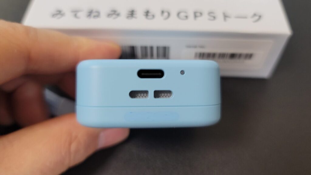 みてねみまもりGPSトークの充電端子