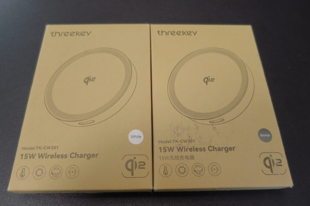 threekeyワイヤレス充電器のパッケージ。Qi2認証ロゴが表示されている。