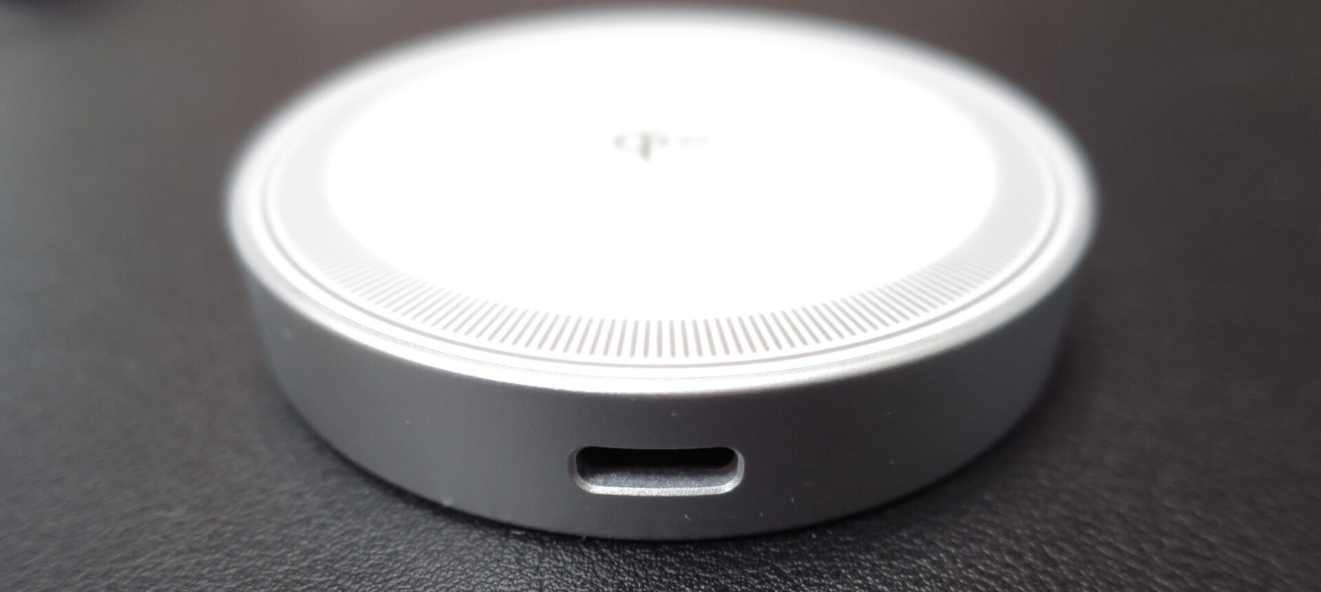 threekey qiワイヤレス充電器本来の側面画像。type-cインターフェース。