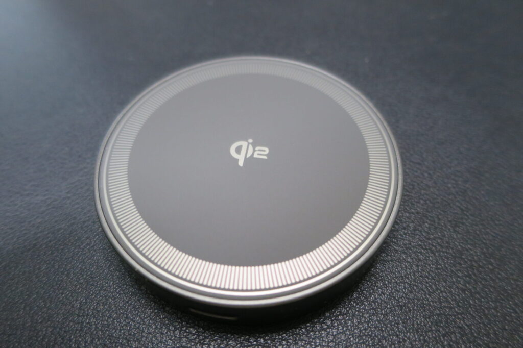 threekeyワイヤレス充電器本体。Qi2認証ロゴが表示されている。