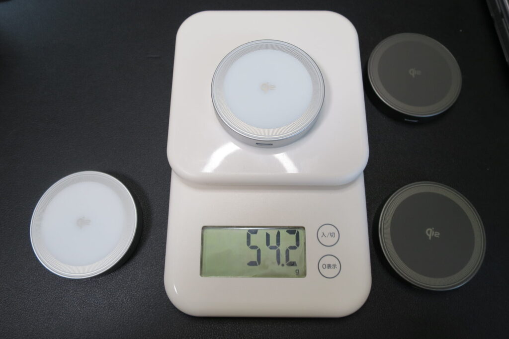 threekey qi2ワイヤレス充電器本体をスケーラで重量測定している画像。
