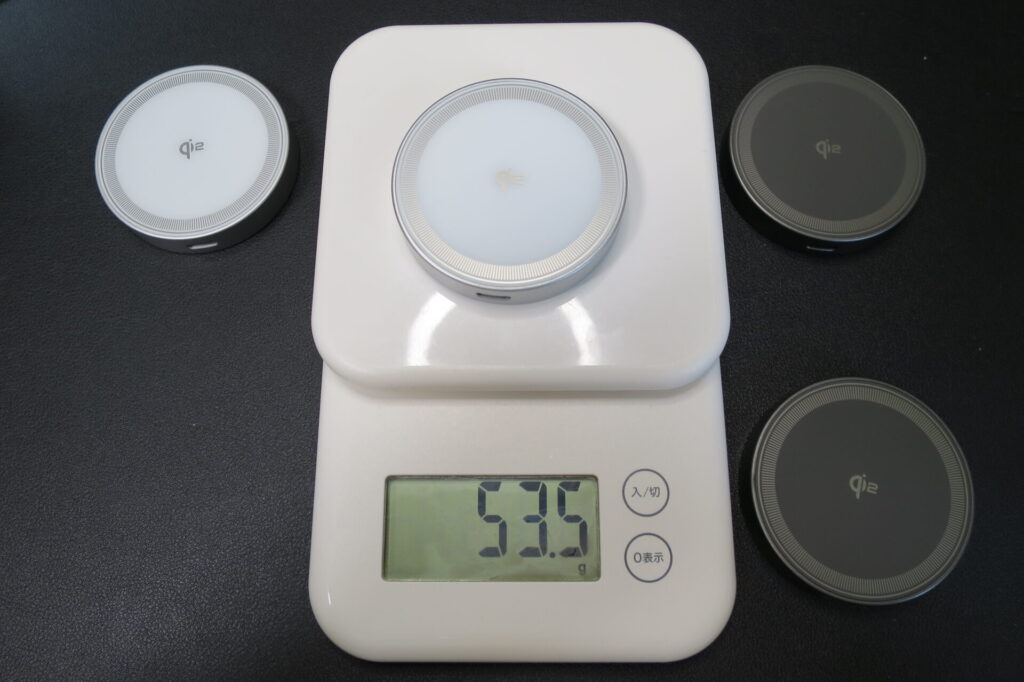 threekey qi2ワイヤレス充電器本体をスケーラで重量測定している画像。