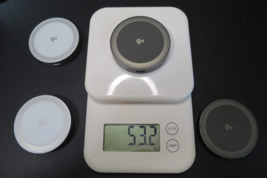 threekey qi2ワイヤレス充電器本体をスケーラで重量測定している画像。