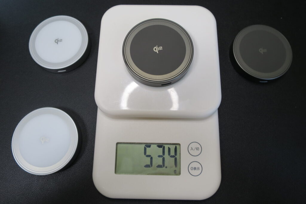 threekey qi2ワイヤレス充電器本体をスケーラで重量測定している画像。