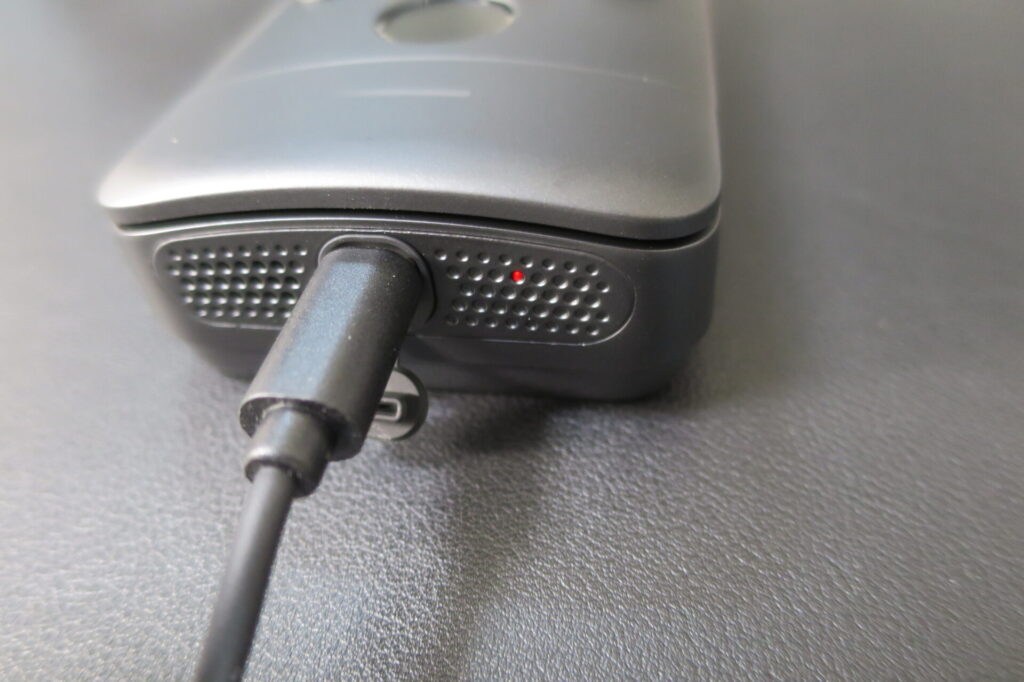 SwitchBot顔認証Padの下部。充電ポートにケーブルを挿している