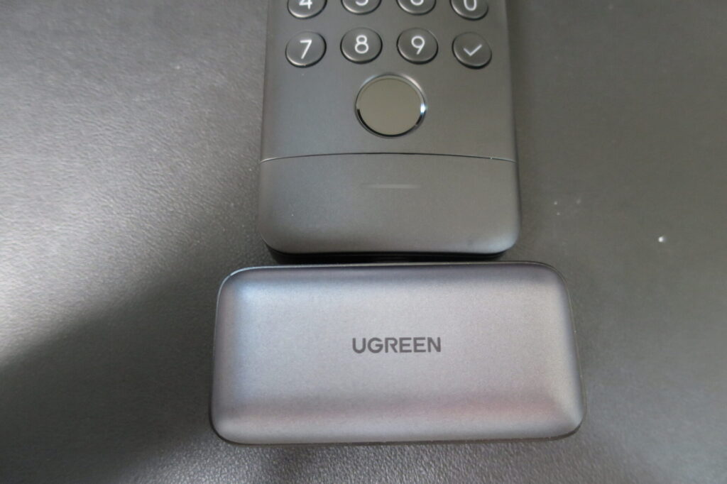 SwitchBot顔認証PadにUGREENモバイルバッテリーを接続