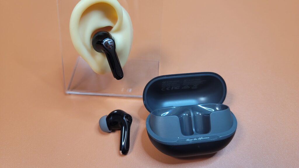 SOUNDPEATS Air5 Proを耳の模型につけて展示している