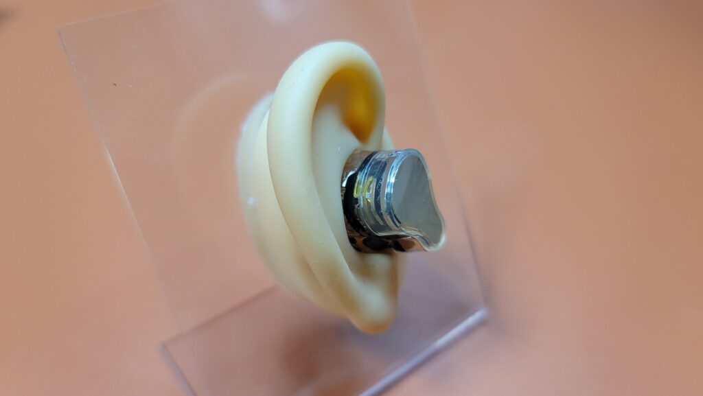 SOUNDPEATS H3を装着いている様子