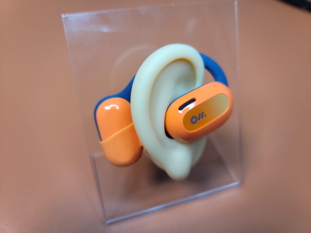 Oladance OWS2を耳模型に装着させている