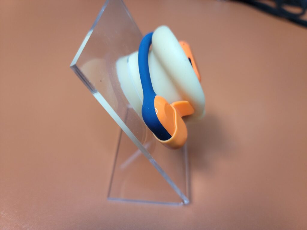 Oladance OWS2を耳模型に装着させている