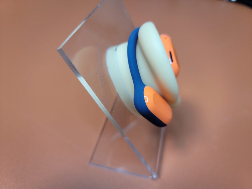 Oladance OWS2を耳模型に装着させている。付属のサポーターは外した状態