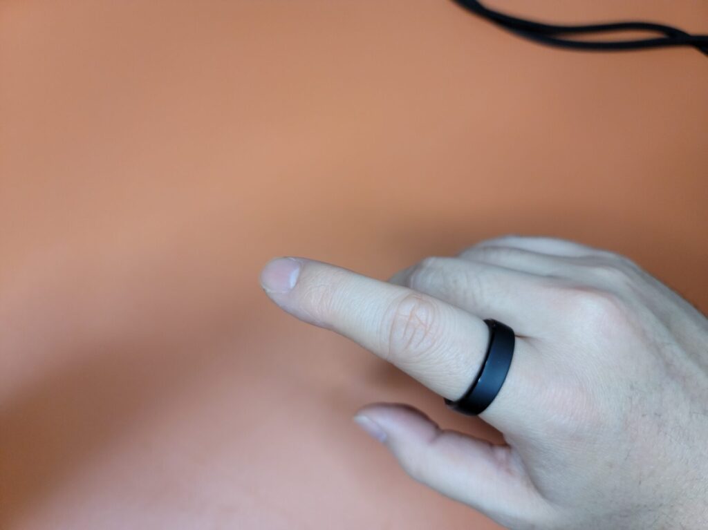 RingConnを人差し指に装着