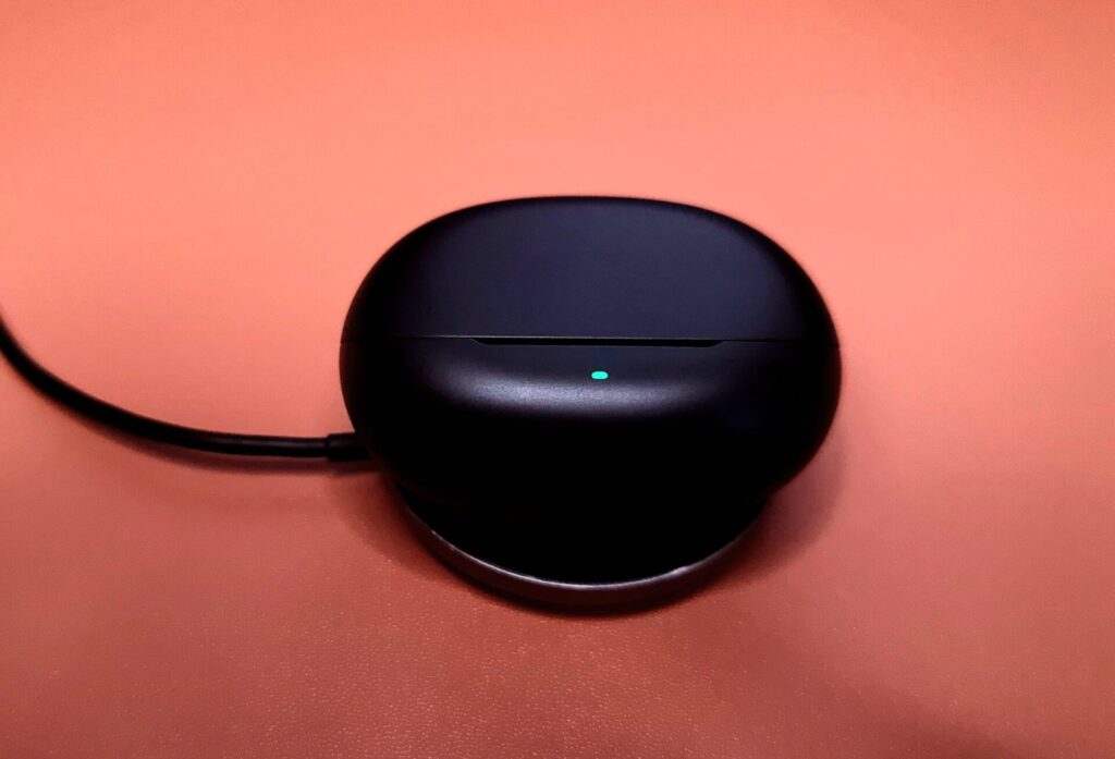 SOUNDPEATS Air6 Proを非接触充電qiで充電している