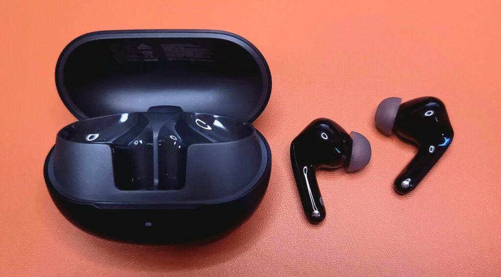 soundpeats Air6 pro本体と充電ケース